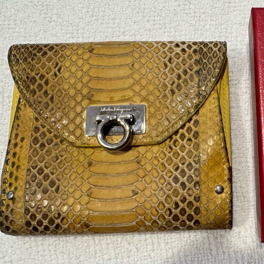 BEAUTIFUL SALVATORE FERRAGAMO ITALY REAL PYTHON SNAKE SKIN LEATHER WALLET WOMEN